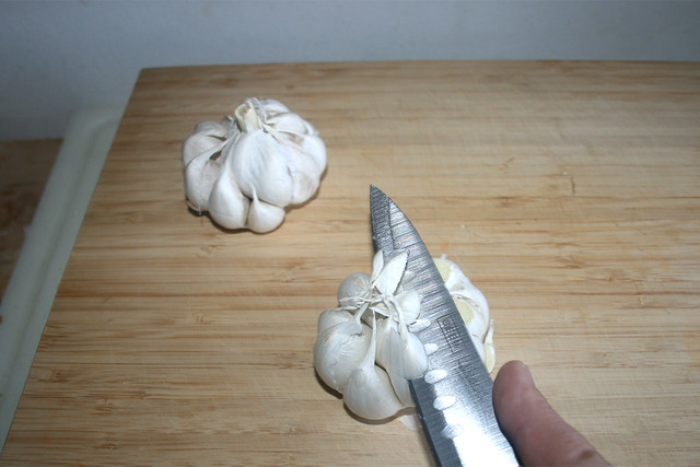 08 - Knoblauch "köpfen" / "Behead" garlic