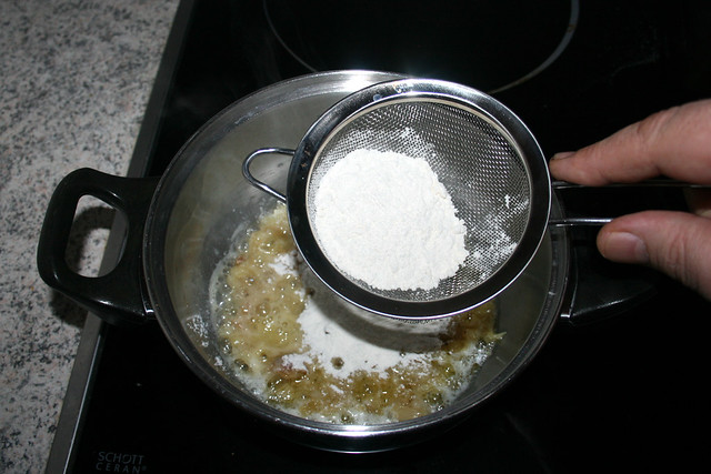20 - Mit Mehl bestreuen / Dredge with flour