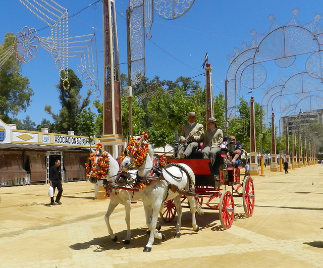 paseo desfile carruaje enganche de dos caballos recinto Parque González Hontoria Feria del Caballo 2014 Jerez de la Frontera Cadiz 10