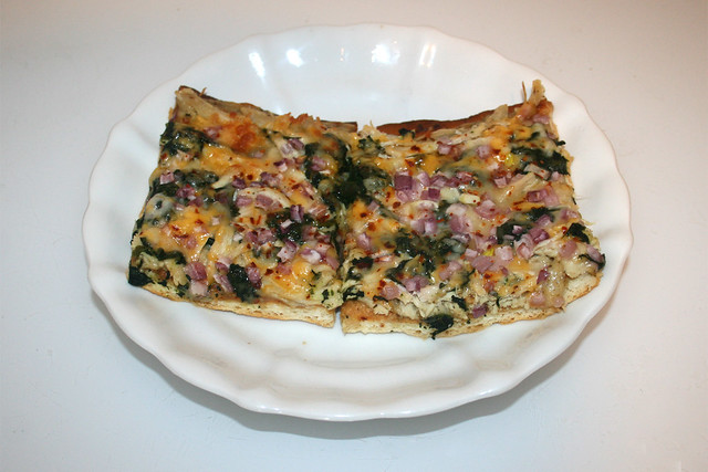 Roasted garlic chicken spinach  pizza - Leftovers I / Pizza mit geröstetem Knoblauch, Hähnchen & Spinat - Reste I