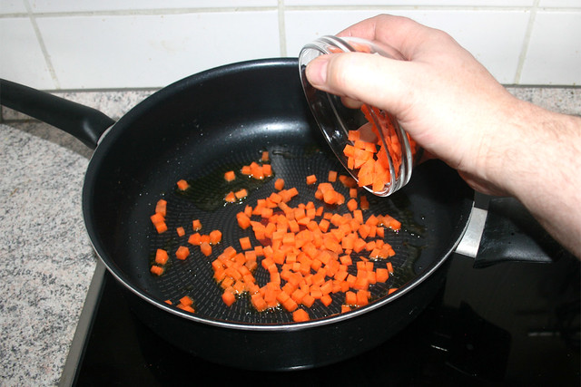 22 - Möhrenwürfel in Pfanne geben / Put diced carrots in pan