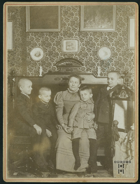 ArchivTappen953 Mutter mit Söhnen, 1900er