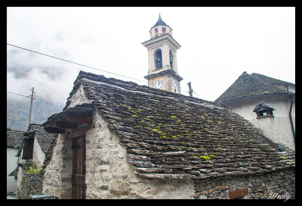 Casas y torre de la Iglesia Santa Maria Lauretana