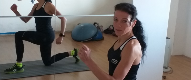 Zacvičte si online s Ironmankou Helenou Kotopulu