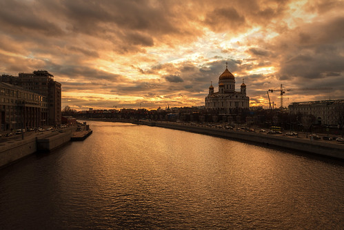 sunset moscow russia city cityscape street streetscape river moscowphotography moskvariver goldenhour houseontheembankment theaterestrady prechistenskayaembankment bersenevskayaembankment bolshoykamennybridge landscape sky clouds yakimanka khamovniki architecture building urban cathedralofchristthesavior cathedral church
