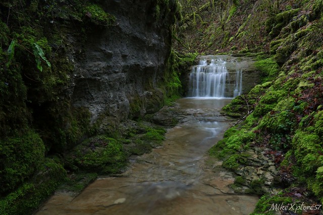 Petite cascade bien cachée dans le Doubs