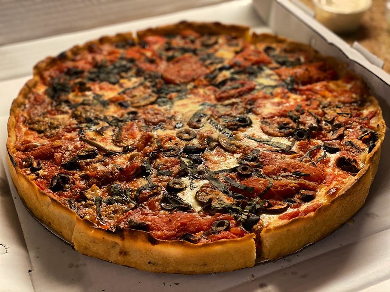#kvpinmybelly Sometimes all you need is a Chicago-style deep dish pizza. We ordered a hot pie loaded with mushrooms and olives from @loumalnatis on Camelback Road. It reminded me of my @medillschool days in Evanston. That buttery crust tastes amazing. NOM
