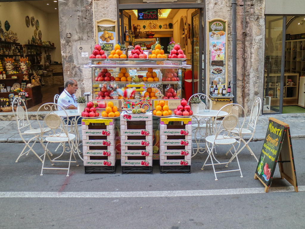 Puesto de venta de zumo de naranja en la ciudad de Palermo Puesto de venta de zumo de naranja en la ciudad de Palermo