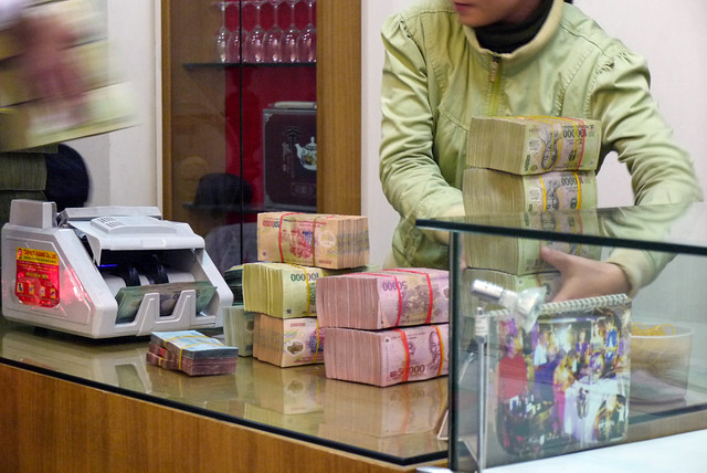 Vietnam：Hanoi：河內36條古街區．Exchange VND (Vietnamese Dong) in gold shop 在金舖兌換越南盾