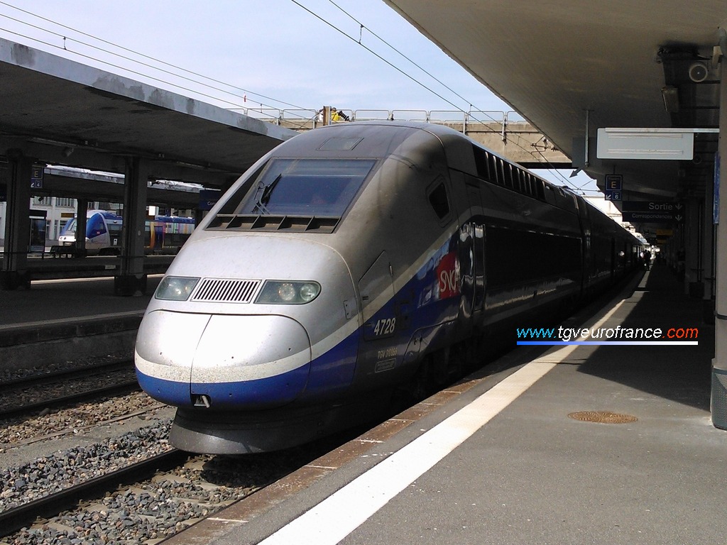 La rame TGV Euroduplex 4728 SNCF conçue par Alstom Transport en gare de Mulhouse