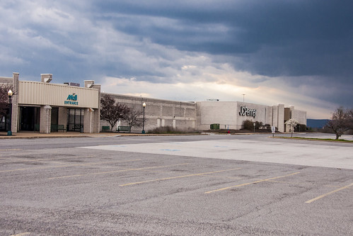 amateur april 2020 outside outdoors hobby overcast pa pennsylvania handheld chambersburg scotland chambersburgmall mall nikon deserted abandoned closed deteriorate jcpenney parkinglot endangeredmall endangered relic crusty franklincounty clouds sun sunrays rays sunset evening entrance d90 nikond90 nikkor 18200mm