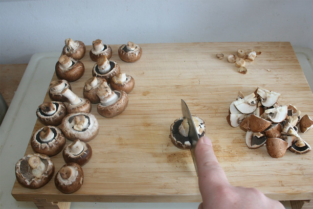 03 - Champignons vierteln / Quarter mushrooms