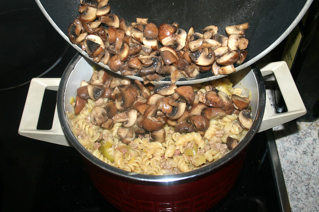 23 - Pilze in Topf geben / Put mushrooms in pot
