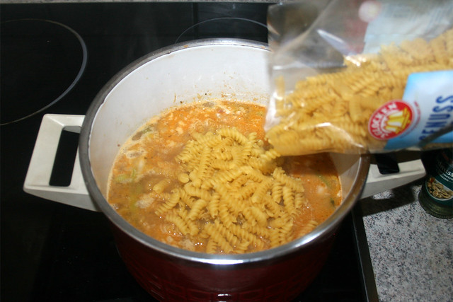 17 - Nudeln in Topf geben / Put pasta in pot