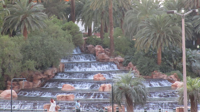 Nevada - Las Vegas: The MIRAGE -  this pool is part of the front attraction --> with an Volcano (erupts regularly at night) and tropical water features