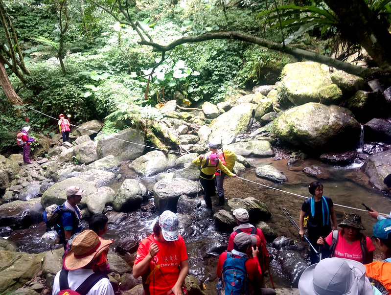 Taiwanese hikers like to help each other
