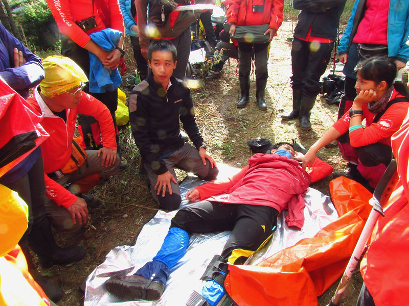 Hiking guides' emergency drills and training. Photo courtesy of LOHAS.