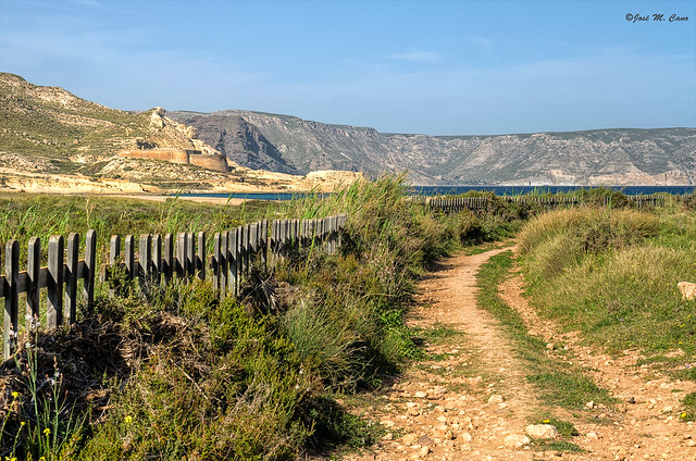 Recorriendo el sendero hasta la fortaleza del Playazo (Rodalquilar-Almería)
