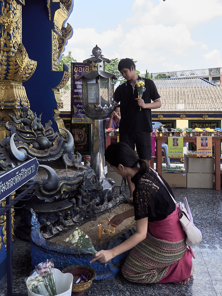 Fieles en el Templo Azul (Wat Rong Suea Ten), Chiang Rai, Tailandia