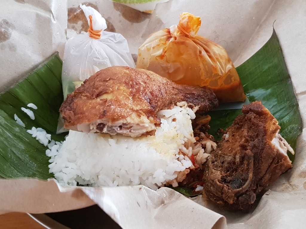 馬來蒸飯炸鸡 Nasi Kukus w/Fried Chicken rm$7 @ Warisan Nasi Kukus Kebun Sultan in Restoran NSV USJ6