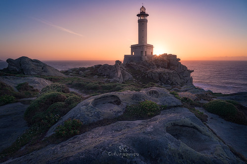 The Light by Gorka Vega Barbero, En la mágica ‘Costa da Morte’ en Galicia, se alza con gran ímpetu sobre las rocas el faro de punta N