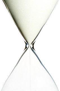 Clear glass hour glass - Credit to https://homegets.com/ | by homegets.com