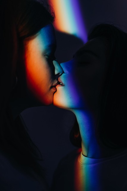 Photo of women kissing - Credit to https://homegets.com/