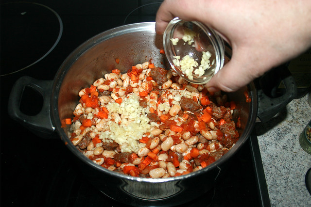 21 - Knoblauch einstreuen / Add garlic