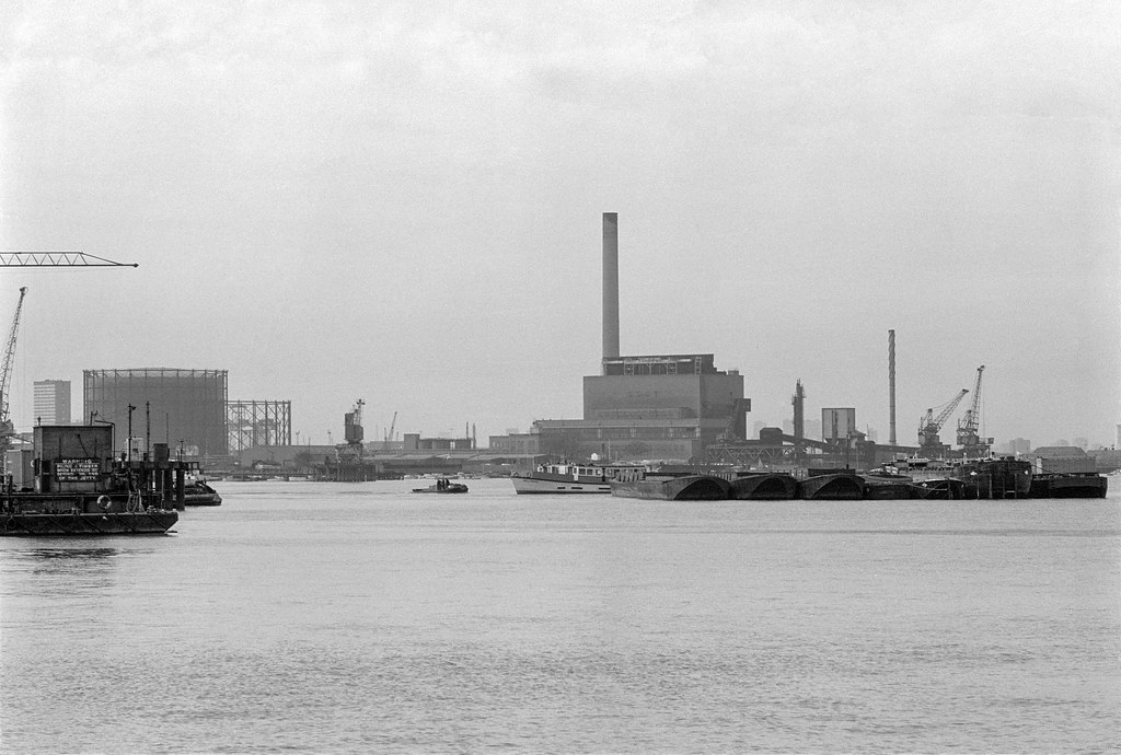 River Thames, Greenwich gas holders, Blackwall Power Station, Charlton, Greenwich 85-2h-35_2400