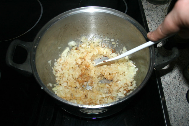 15 - Zwiebel andünsten & Kruste lösen / Braise onion & peel crust away