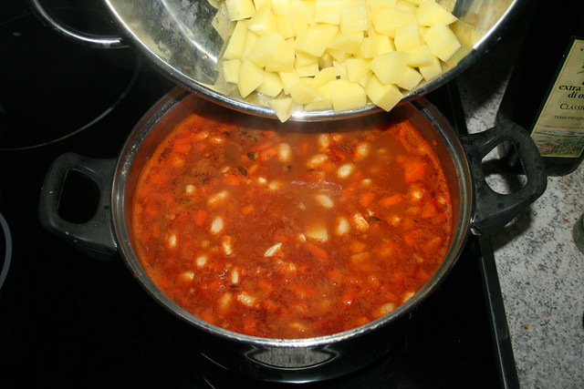 29 - Kartoffelwürfel hinzufügen / Add diced potatoes