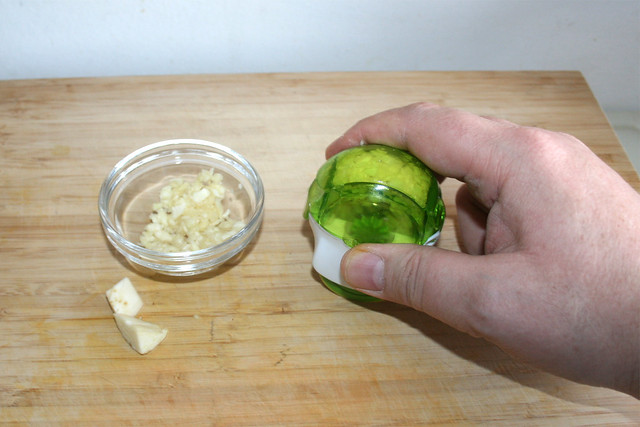 07 - Knoblauch zerkleinern / Mince garlic