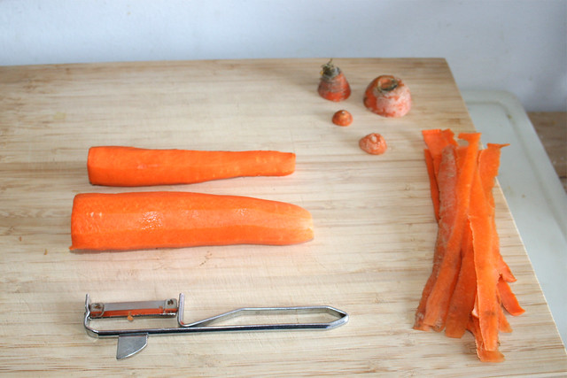 05 - Möhren schälen / Peel carrots