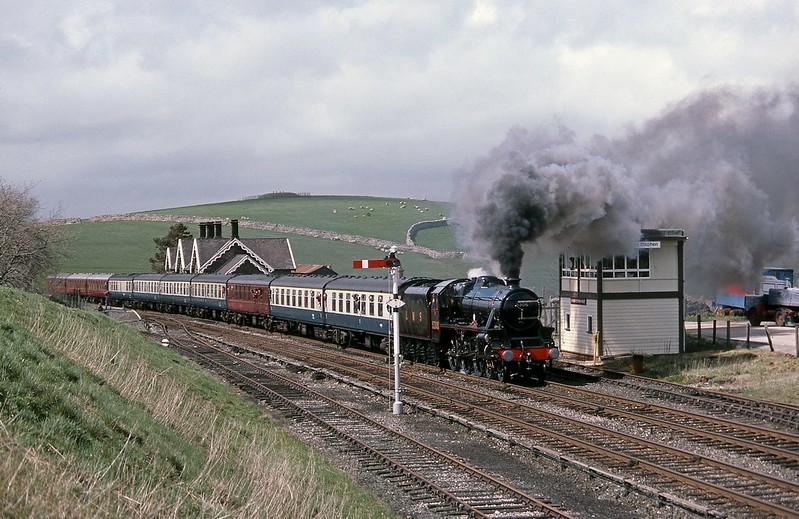Southbound on 10/5/1986.
I thought I could just fit the loco between the box and signal but hadn't reckoned on the exhaust doing that - a case of too much clag !
Copyright David Price
No unauthorised use