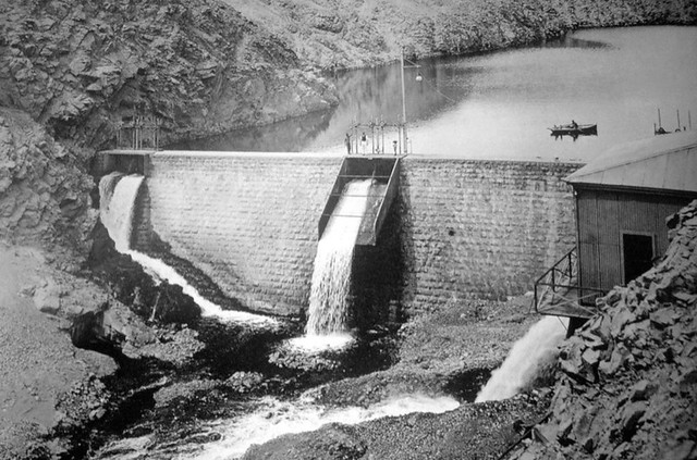 Tranque Santa Fe. C. 1910. La represa podrá variar hasta 2.000.000 m3 de agua, con una extensión del lago de aproximadamente 2 kilómetros. El tranque se encuentra a 6 kilómetros al sur del Tranque Sloman ya 74 kilómetros al norte Maria Elena