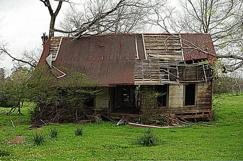 usa texas ruskcounty chapman house dogtrot breezeway dogrun wood aechitecture abandoned homestead rural decay weathered rust tinroof