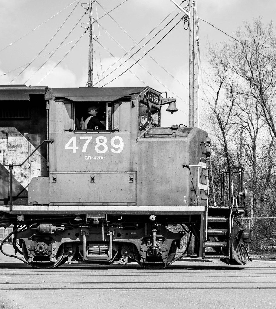 crossing-locomotive-cn-4789-jasper-harlaar-flickr