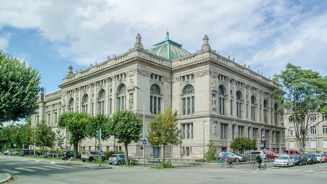 La Bibliothèque Nationale Universitaire depuis l'avenue de la Liberté