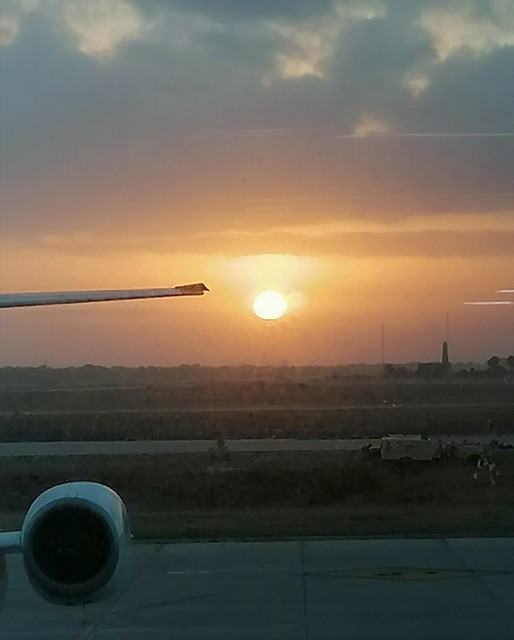 Amanecer en Mérida,Mx aeropuerto..el sol sale por encima de Cuba