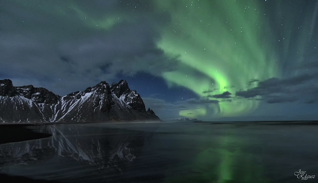 Aurora Boreal sobre la montaña Vestrahorn Islandia
