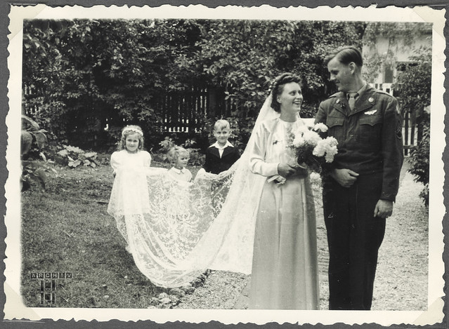 ArchivTappenW274 Hochzeitsfoto, Blumenkinder, München, 1951