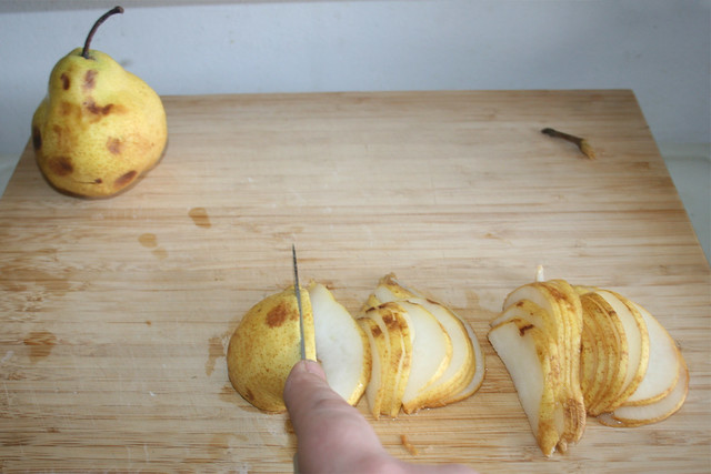 11 - Birne in Scheiben schneiden / Cut pear in slices