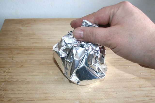 03 - Knoblauch in Alufolie verpacken / Pack garlic in tinfoil