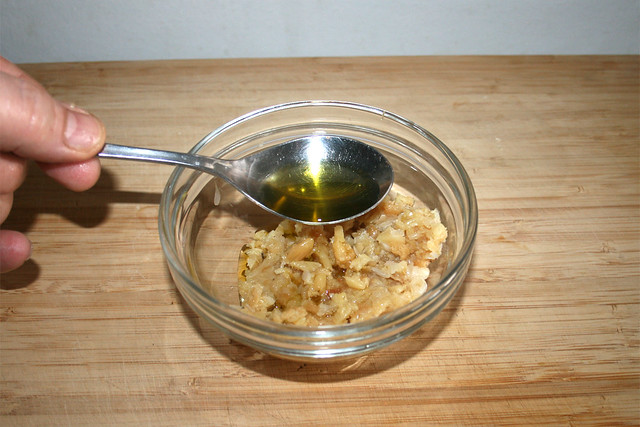 09 - Knoblauch mit Olivenöl in Schüssel geben / Put garlic & olive oil in bowl