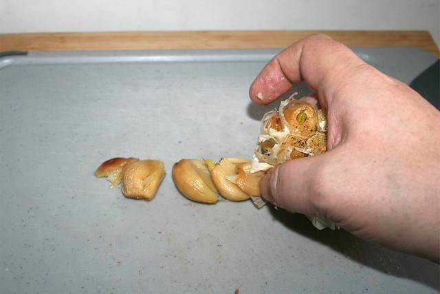 07 - Knoblauchzehen aus Schale lösen / Peel garlic gloves