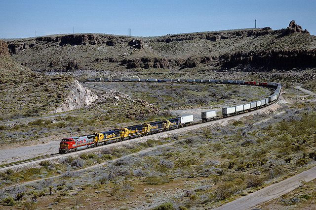 ATSF 833+9538+5806+5402+3829 leave Kingman AZ with a westbound Trailer train on 13 March 1993
