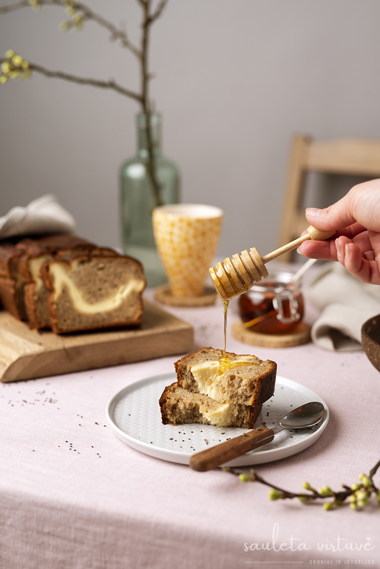  Minkšta grietininė bananų duona su varškės kremo įdaru