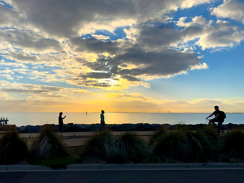 elwood beach melbourne sunset clouds people shadows australia victoia portphilipbay water sea sky silhouette walkers socialdistancing