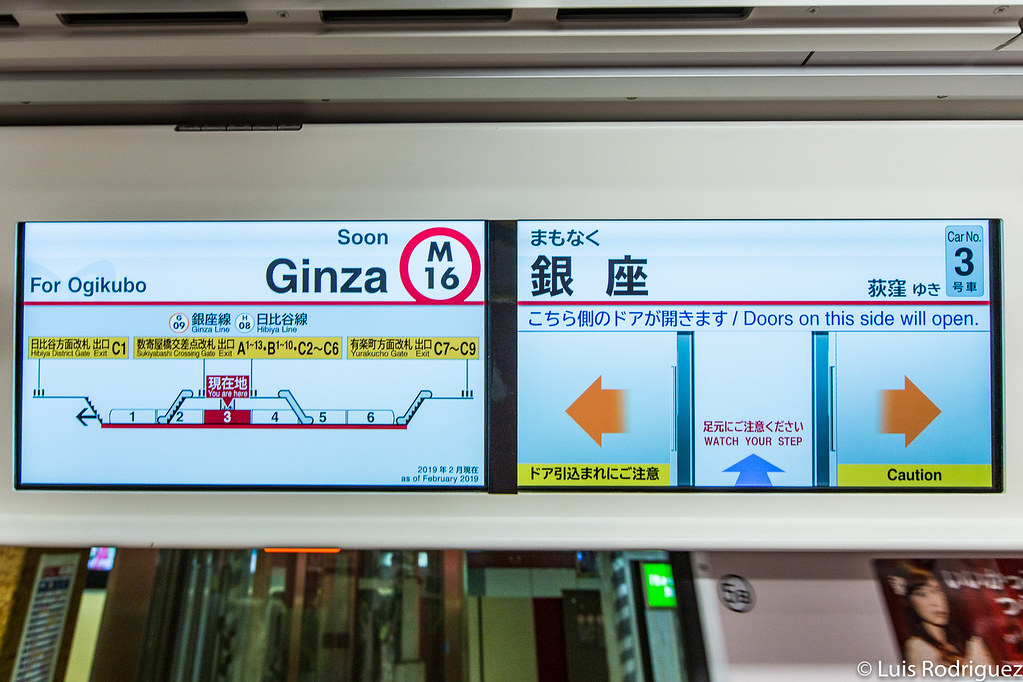 Información de salidas y puertas dentro de un metro moderno