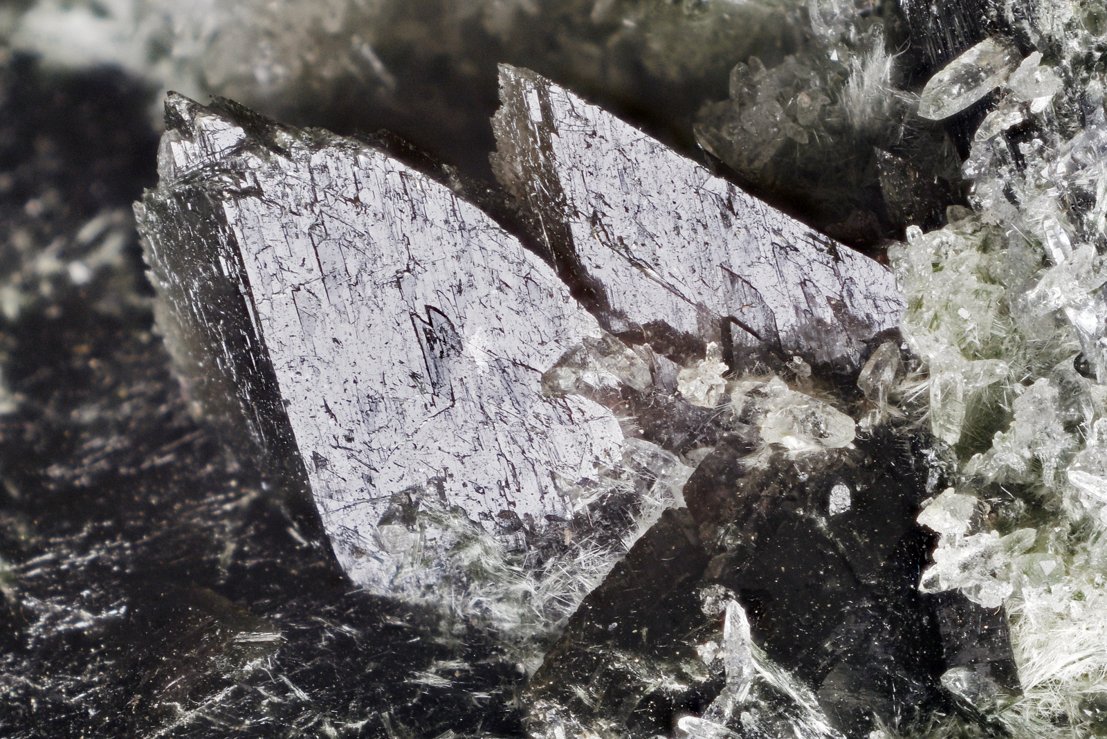 鉄斧石 / Axinite-(Fe)